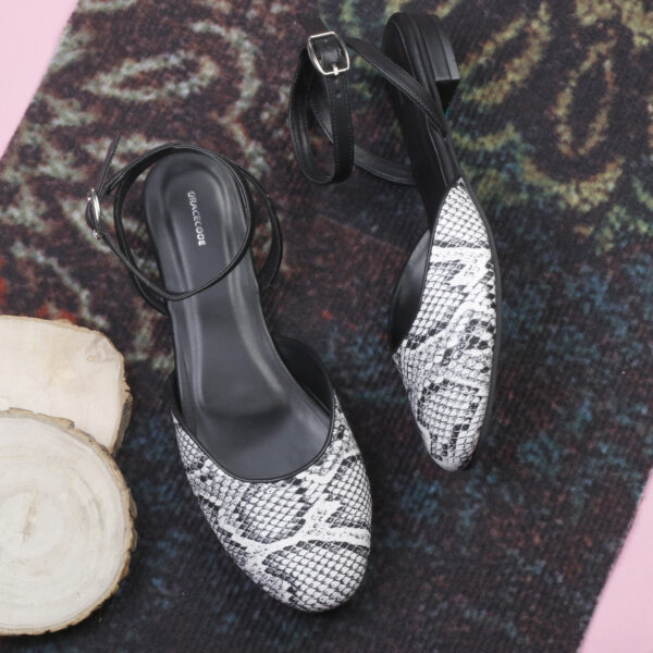Black Closed-Toe Flat Sandal