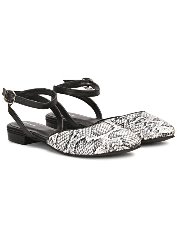 Black Closed-Toe Flat Sandal - Image 5